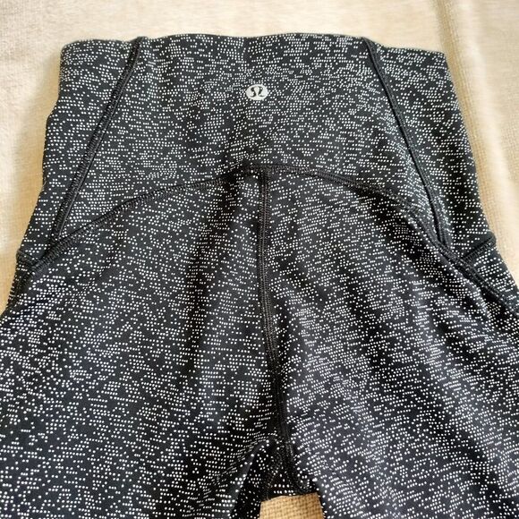 Lululemon Women Soundwave White Black Print Train Times Cropped Leggings Size 2 - Picture 4 of 8